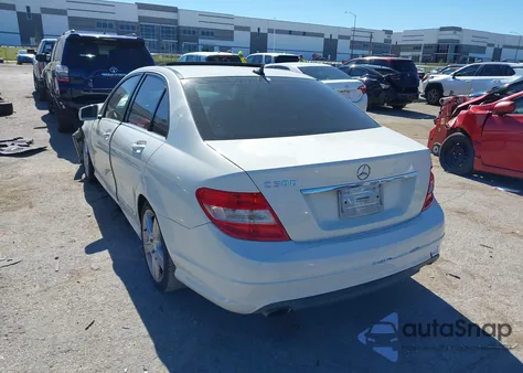 2011 Mercedes-Benz C 300 Luxury/Sport z USA, uszkodzony, nr VIN WDDGF5EB2BA420933